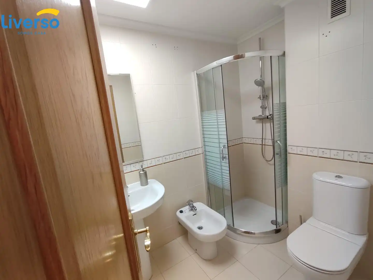 Baño de Piso de alquiler en Burgos con Calefacción, Trastero y Amueblado