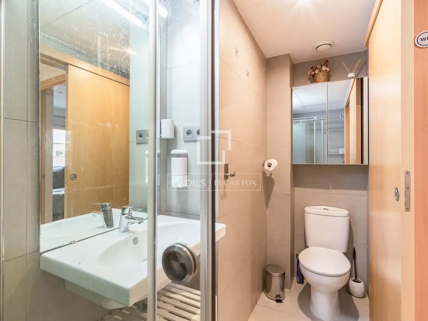 Bathroom of Flat for sale in Barcelona  with Air Conditioner, Terrace and Storage room