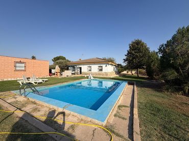 Detached house with pool for sale in Carmona