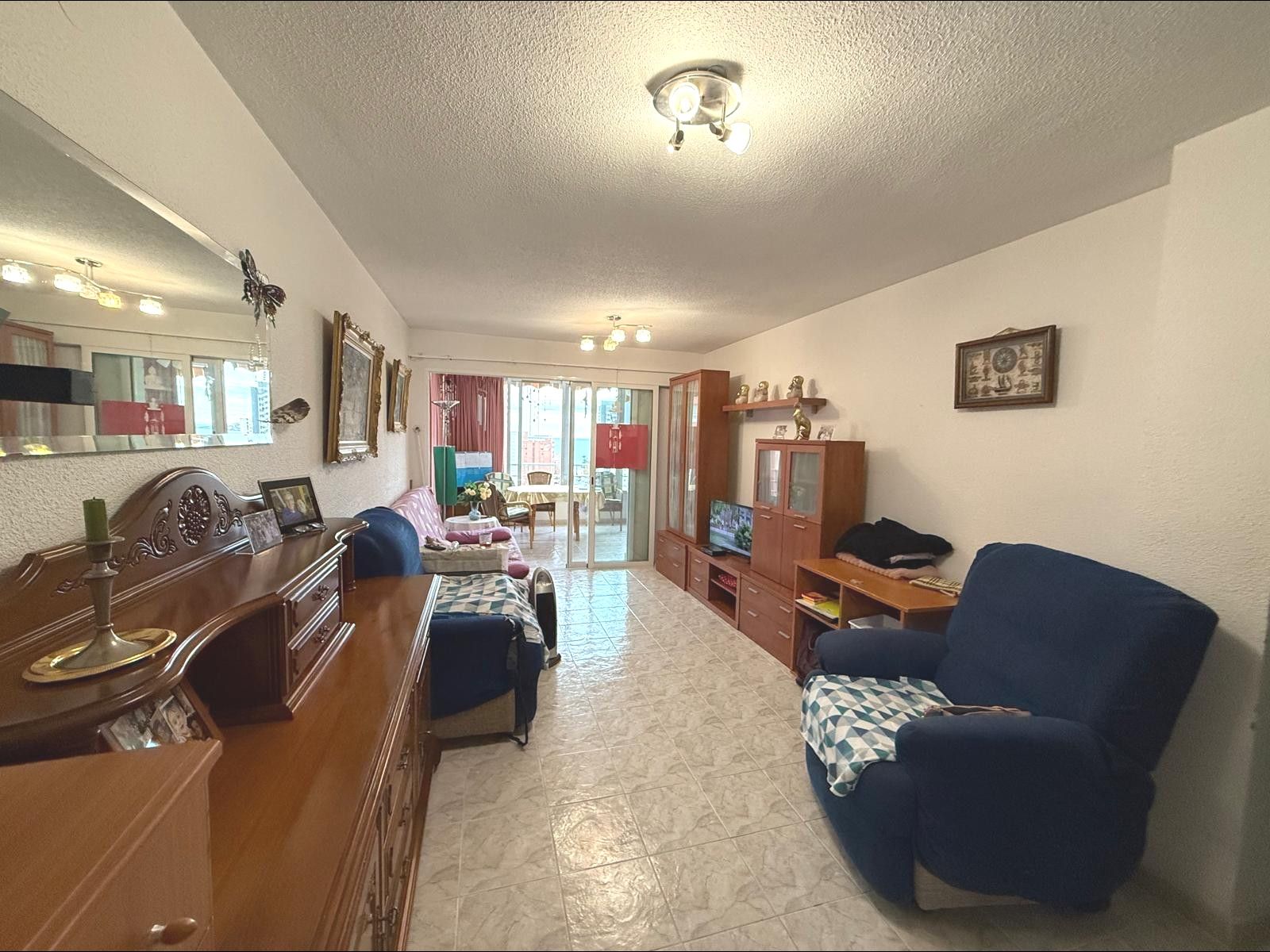 Sala d'estar de Apartament en venda en Benidorm amb Aire condicionat, Jardí privat i Piscina comunitària