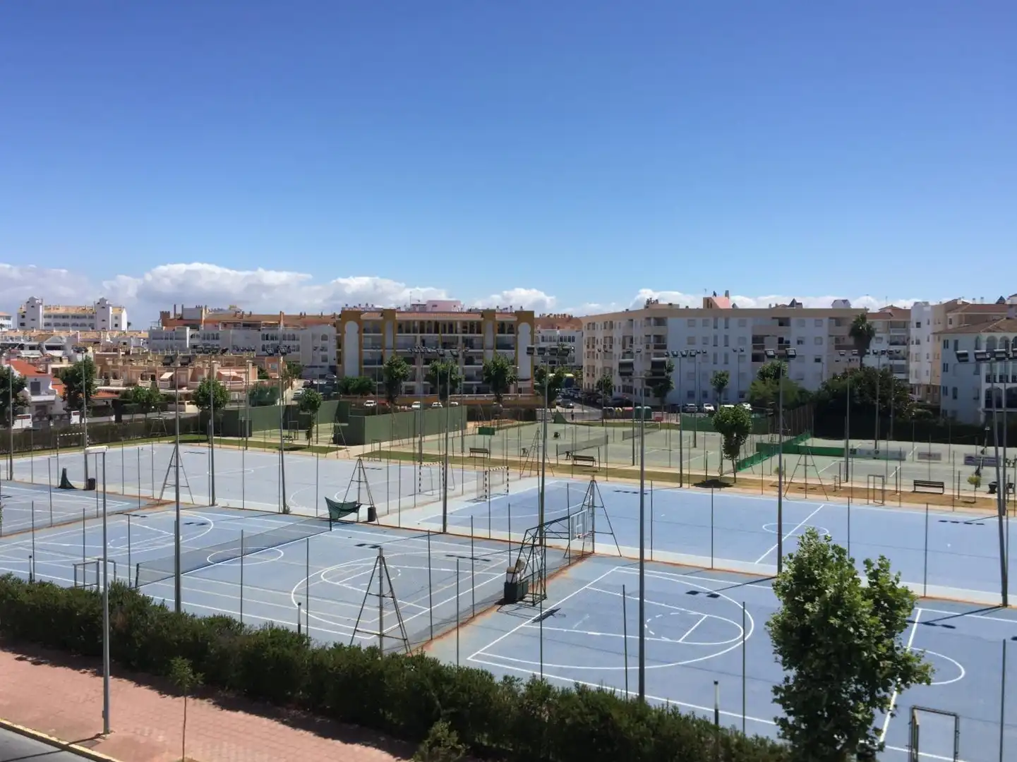 Vista exterior de Piso de alquiler en El Portil con Jardín privado, Terraza y Piscina