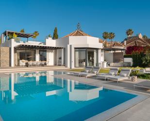 Vista exterior de Casa o xalet en venda en Marbella amb Aire condicionat, Terrassa i Piscina