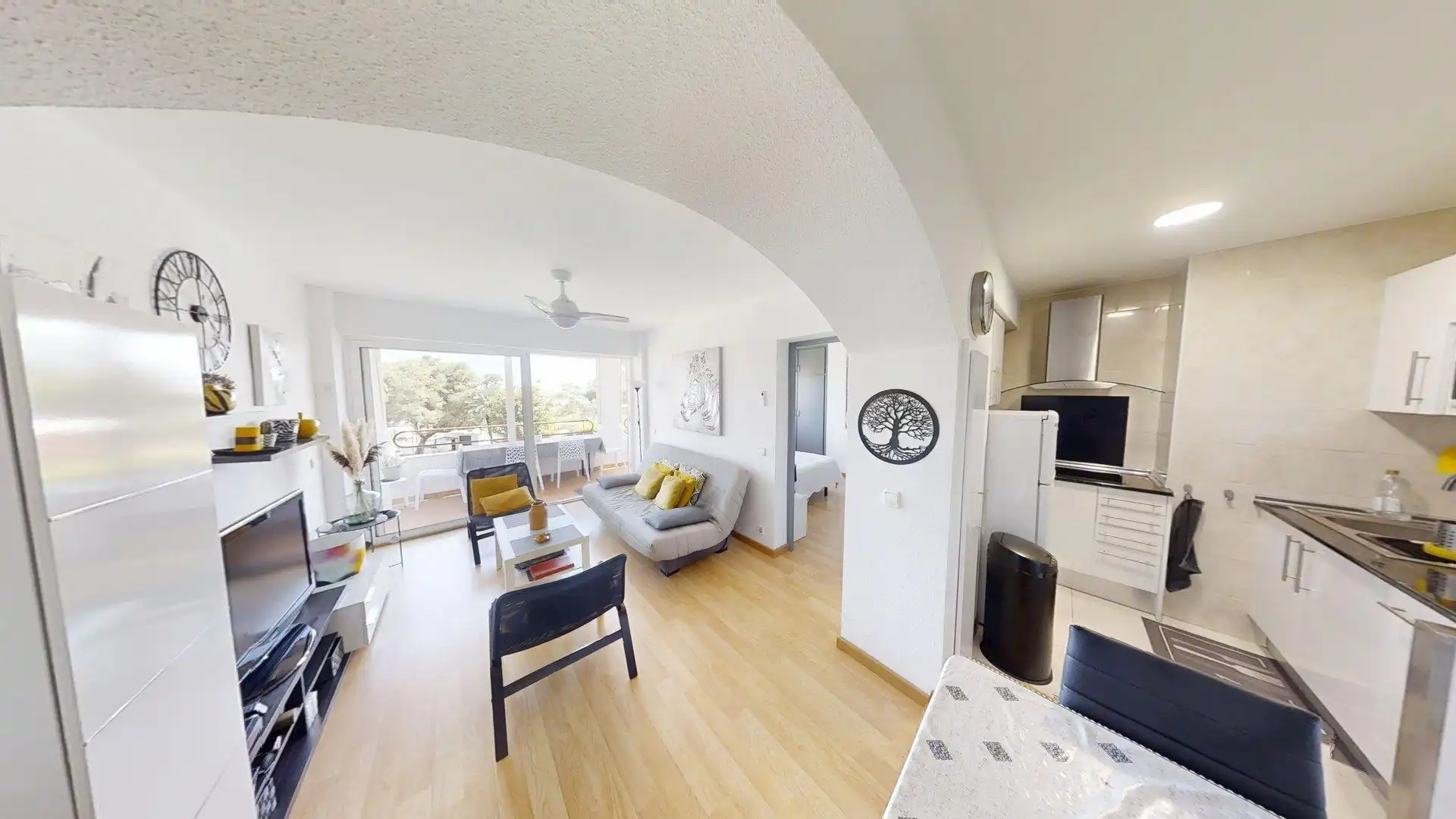 Sala d'estar de Apartament en venda en Roses amb Jardí privat, Terrassa i Balcó