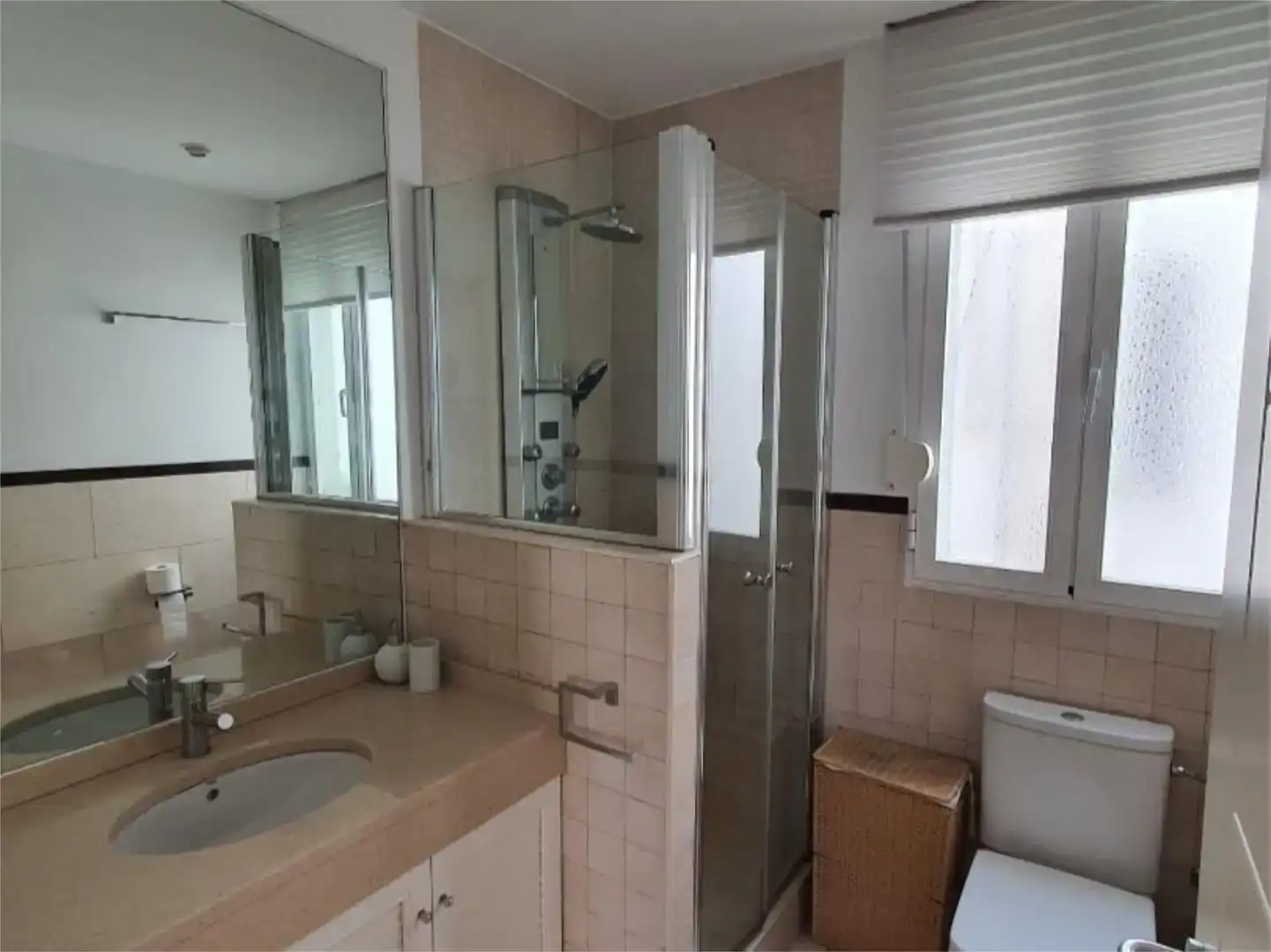 Badezimmer von Wohnung zur Miete in  Madrid Capital mit Klimaanlage und Balkon
