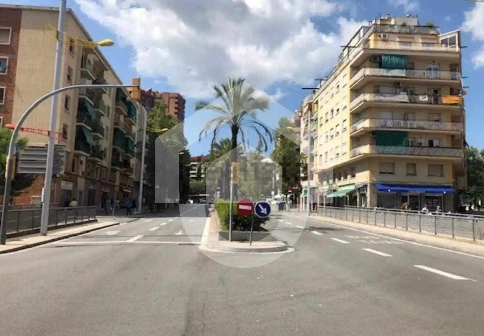 Vista exterior de Local en venda en Barcelona amb Moblat