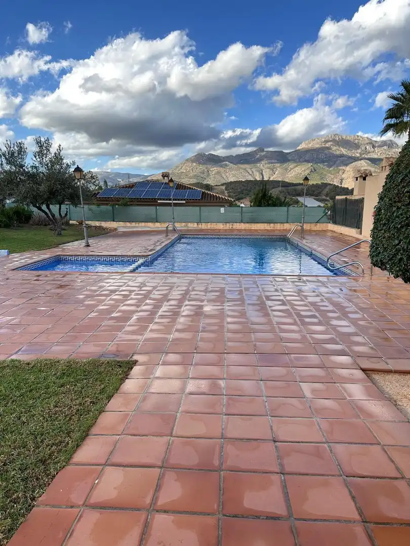 Piscina de Casa adosada en venda en La Nucia amb Jardí privat, Terrassa i Traster