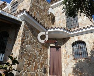 Vista exterior de Casa adosada en venda en Chiclana de la Frontera amb Aire condicionat i Jardí privat