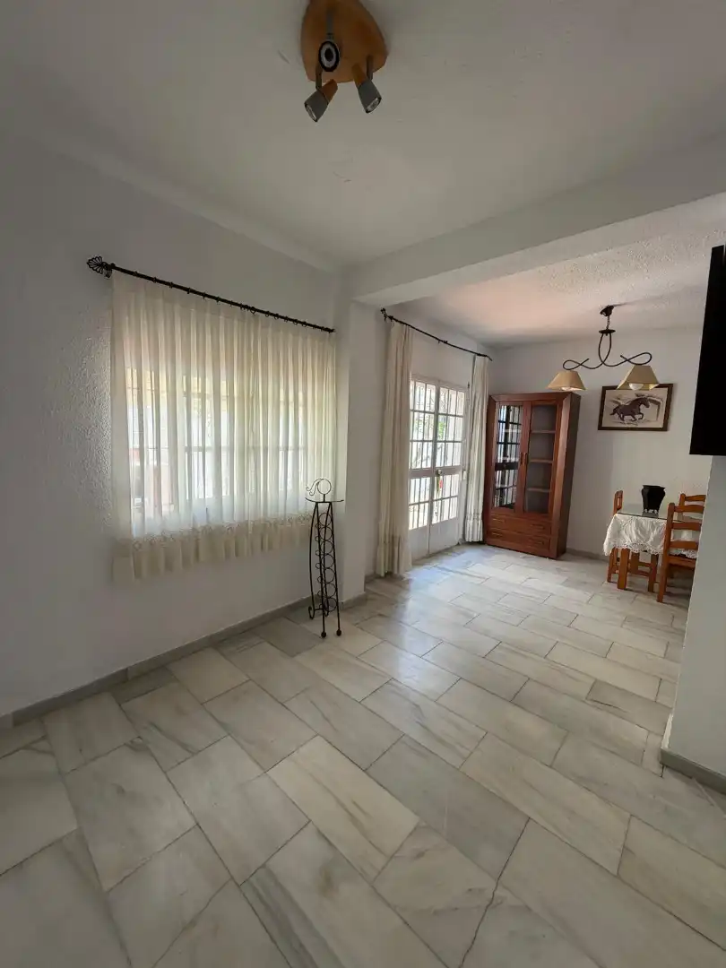 Sala d'estar de Casa adosada en venda en Mairena del Aljarafe amb Piscina comunitària