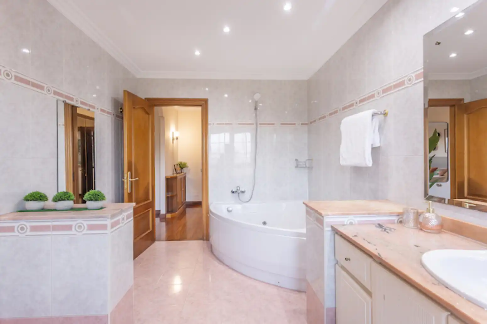 Bany de Casa o xalet en venda en Gijón  amb Calefacció, Parquet i Terrassa