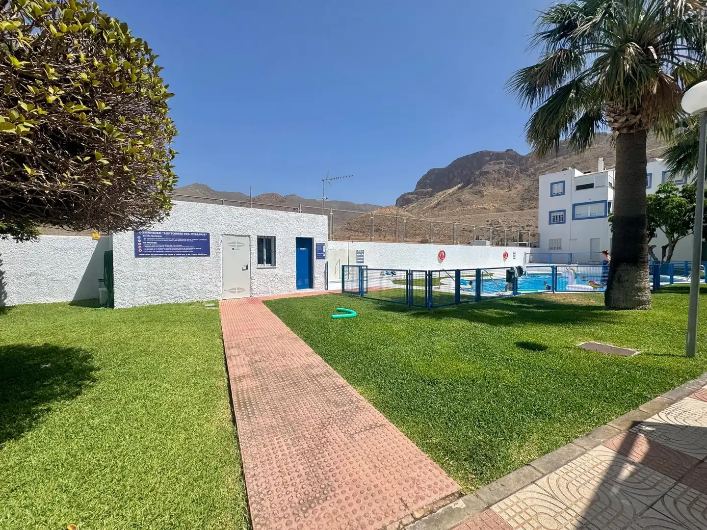 Piscina de Casa adosada en venda en Roquetas de Mar amb Terrassa i Piscina comunitària