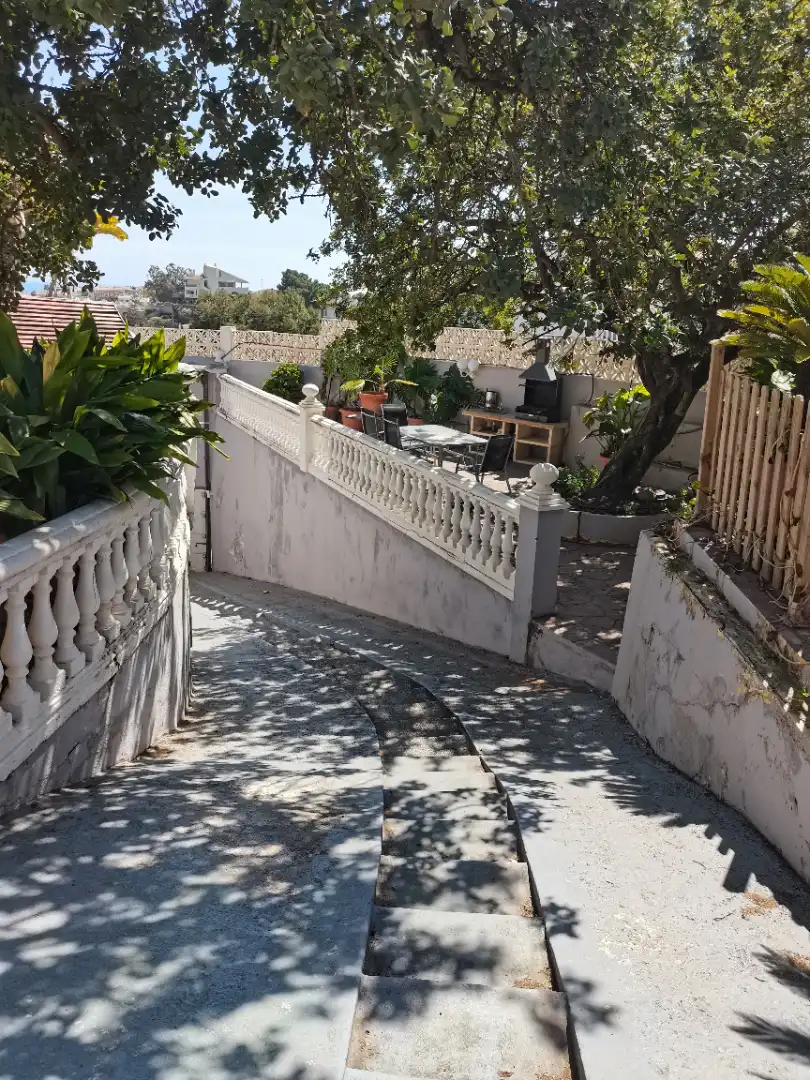 Vista exterior de Casa o xalet en venda en Málaga amb Calefacció, Jardí privat i Parquet