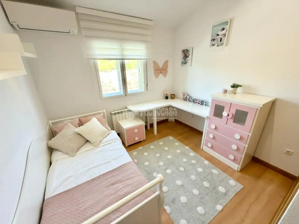 Habitación de Casa adosada en venta en Cabanillas del Campo con Calefacción, Parquet y Trastero