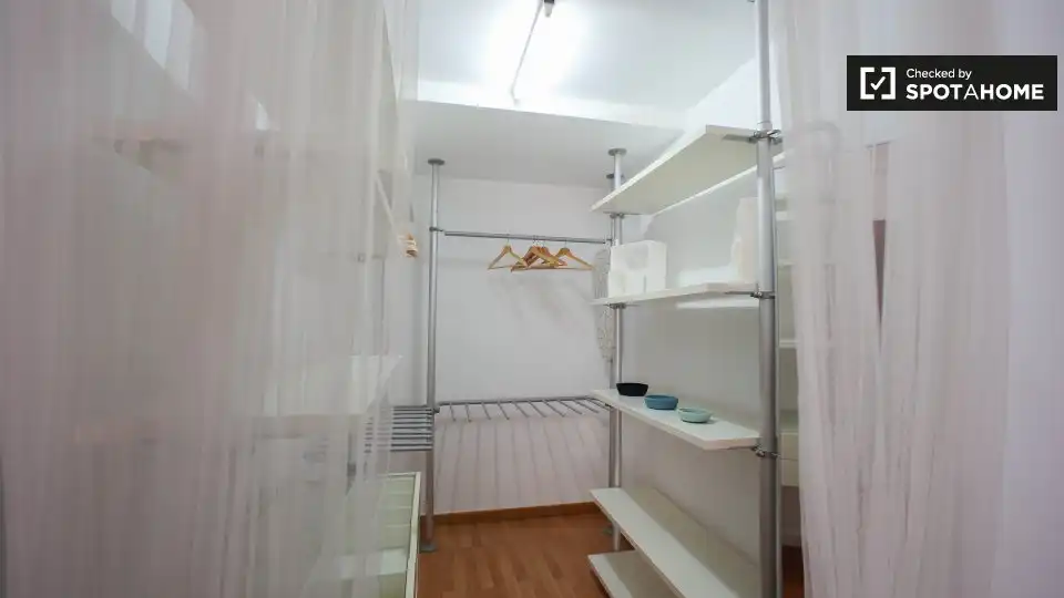Habitación de Piso de alquiler en Valencia con Aire acondicionado, Calefacción y Amueblado
