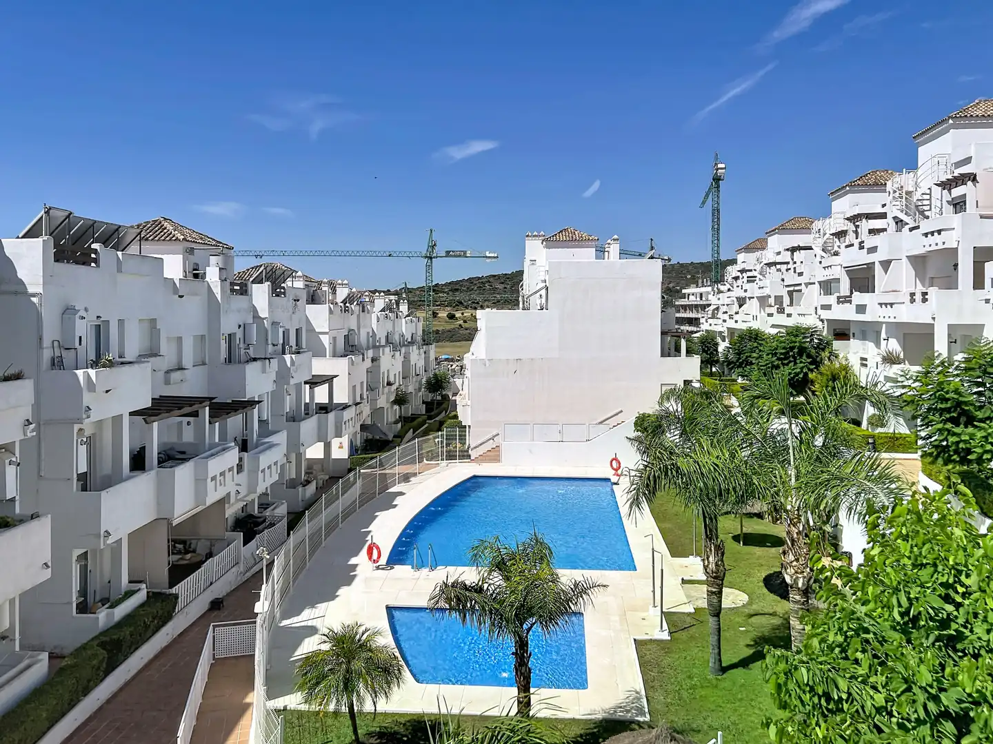 Vista exterior de Ático en venta en Estepona con Aire acondicionado, Terraza y Piscina
