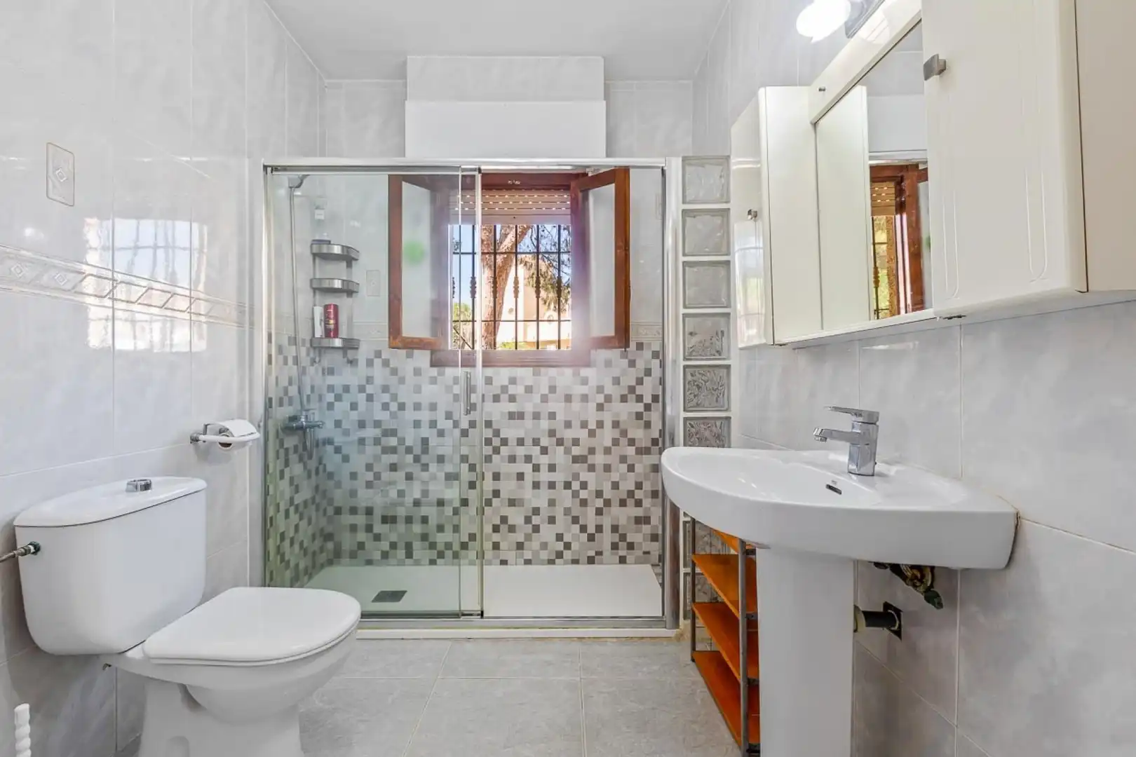 Bany de Casa o xalet en venda en Orihuela amb Aire condicionat, Jardí privat i Terrassa