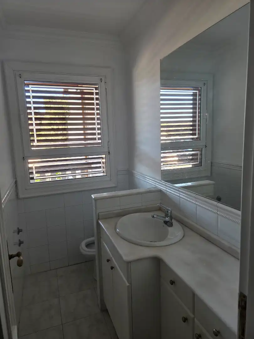 Bany de Casa adosada en venda en Vigo  amb Calefacció, Jardí privat i Parquet