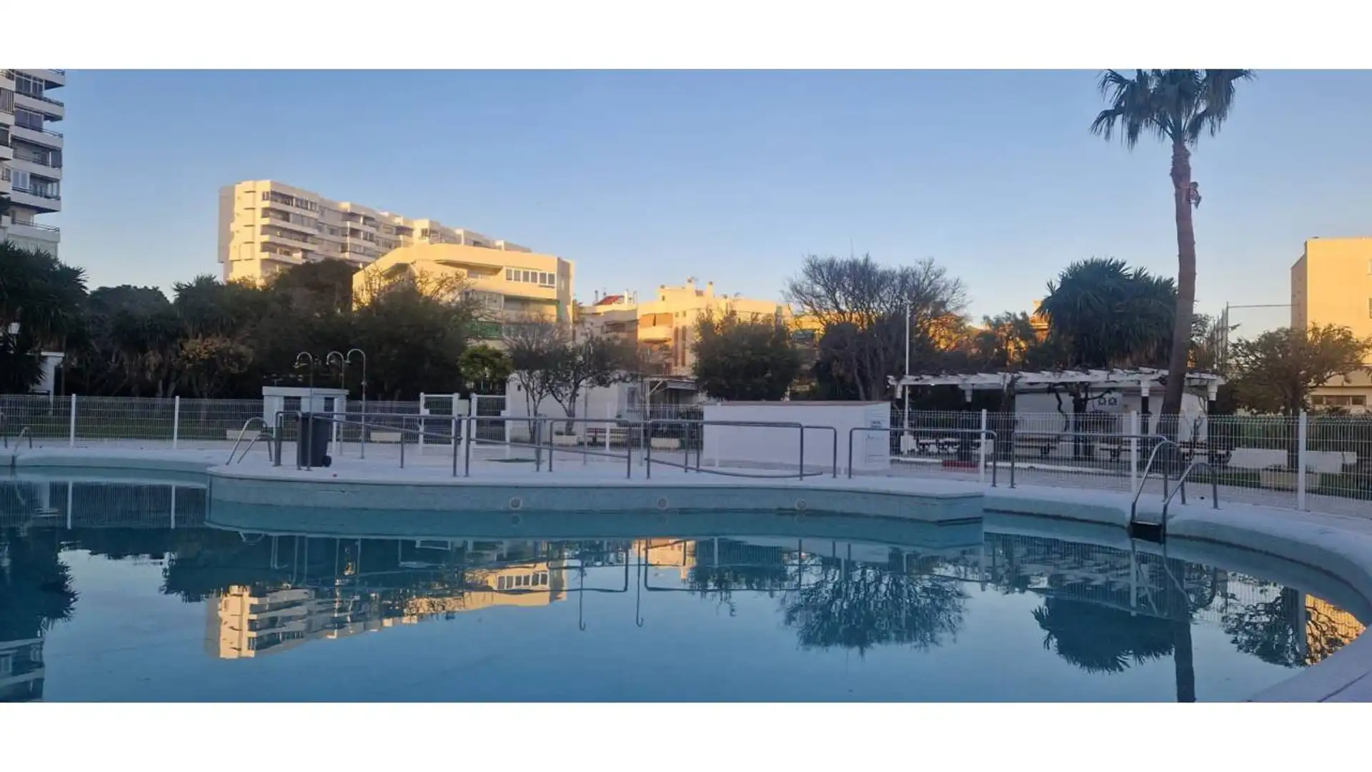 Piscina de Apartamento en venta en Benalmádena con Aire acondicionado, Calefacción y Piscina comunitaria