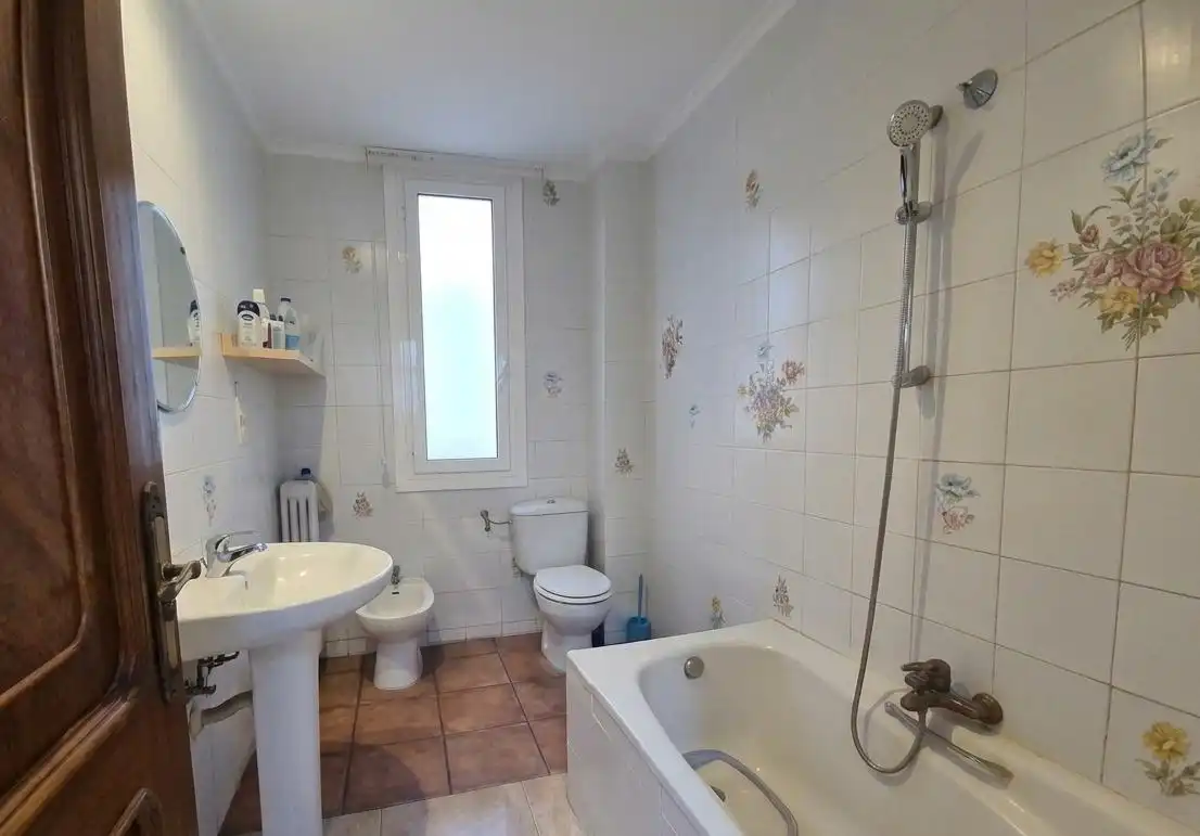 Bathroom of Flat for sale in Zaragoza  with Air Conditioner, Heating and Balcony