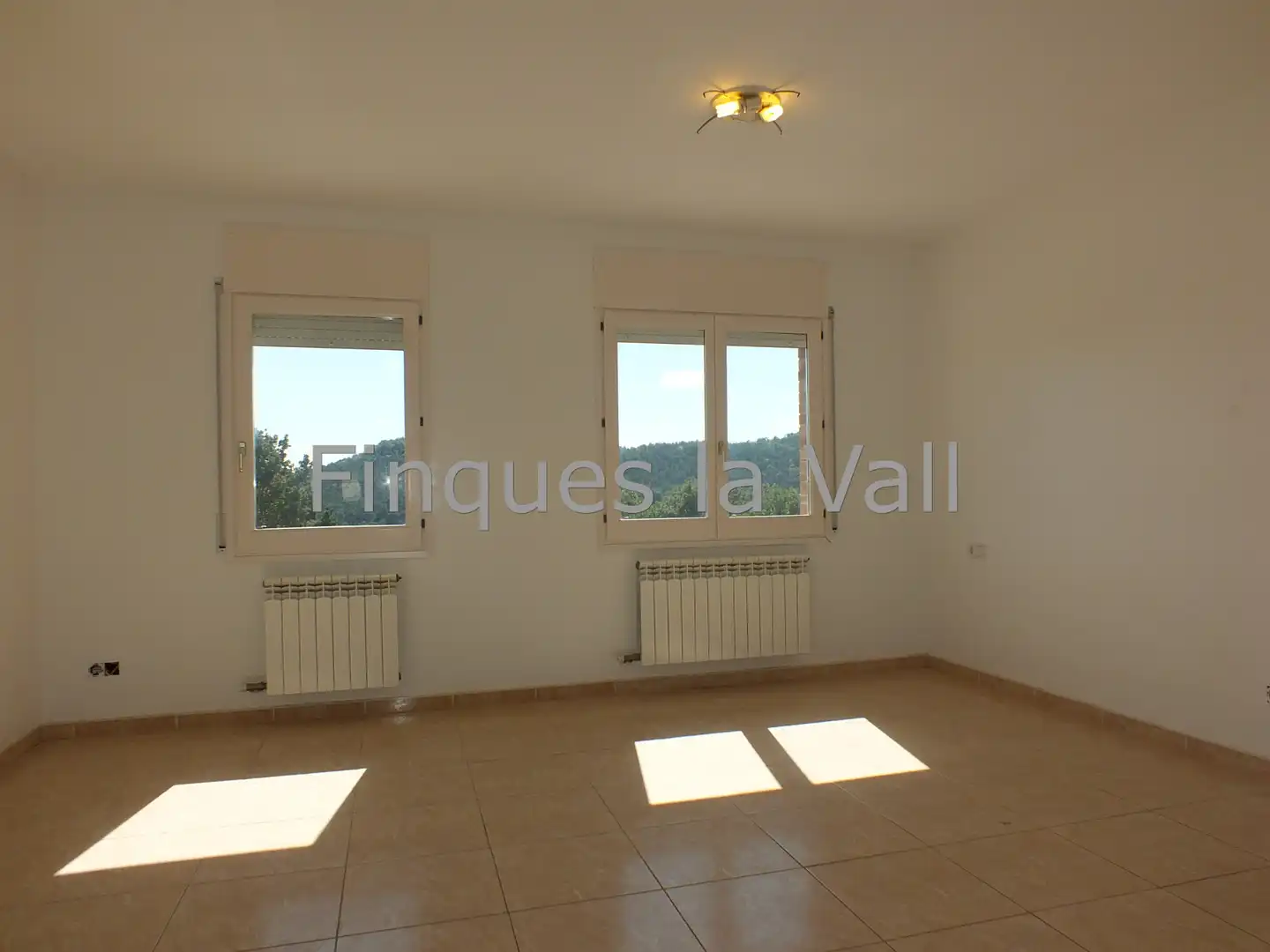 Sala d'estar de Casa adosada en venda en Sant Boi de Lluçanès amb Calefacció, Jardí privat i Forn