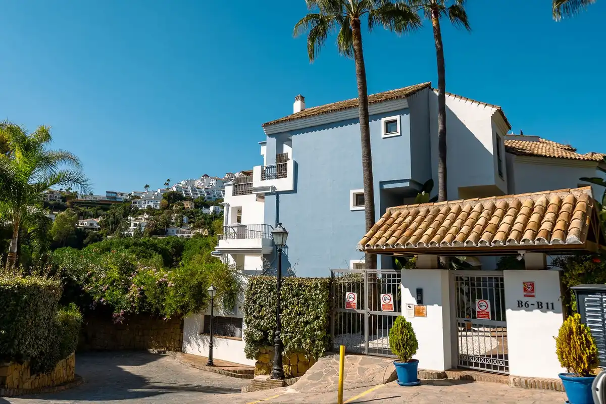 Vista exterior de Apartament en venda en Benahavís amb Aire condicionat, Terrassa i Alarma