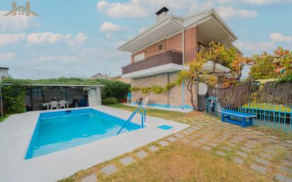 Piscina de Casa o xalet en venda en Casarrubios del Monte amb Terrassa, Piscina i Balcó