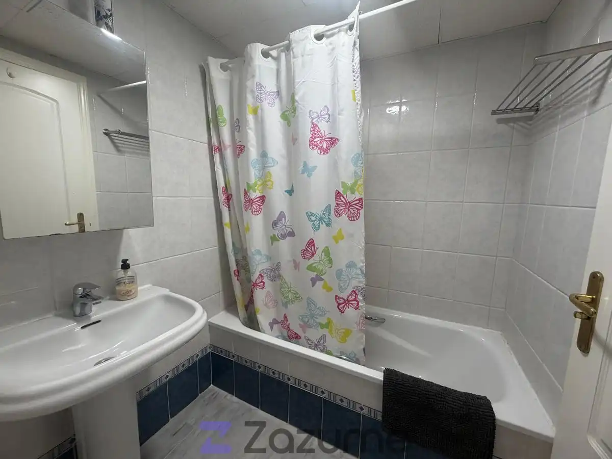 Baño de Piso de alquiler en Manilva con Aire acondicionado, Terraza y Piscina