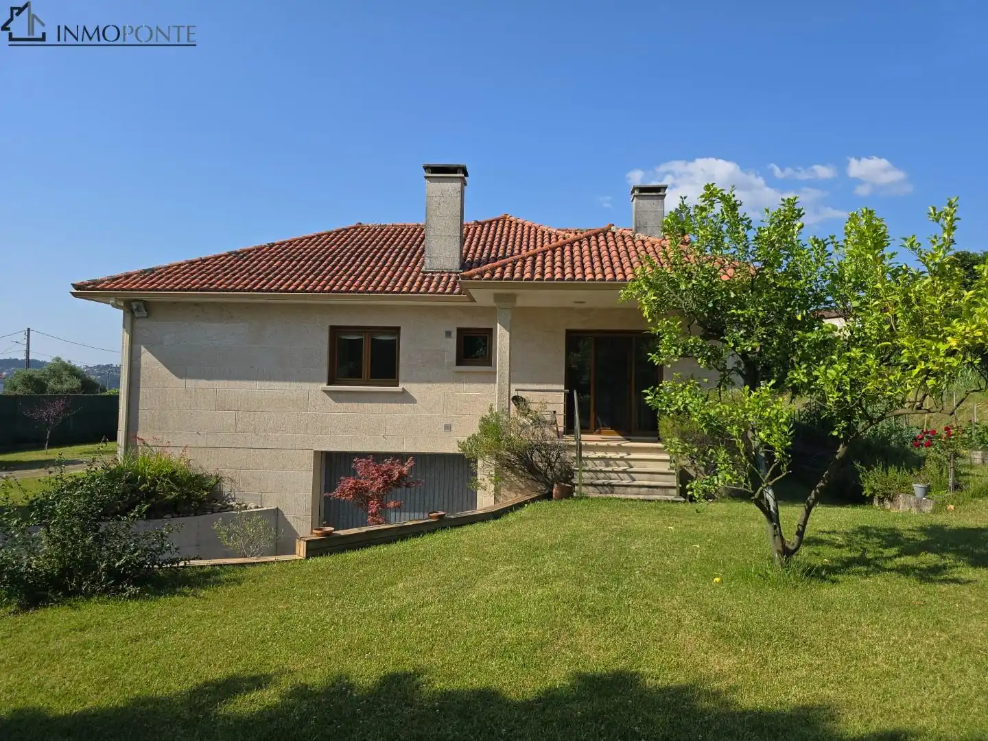 Vista exterior de Casa o xalet en venda en Pontevedra Capital  amb Calefacció, Jardí privat i Terrassa