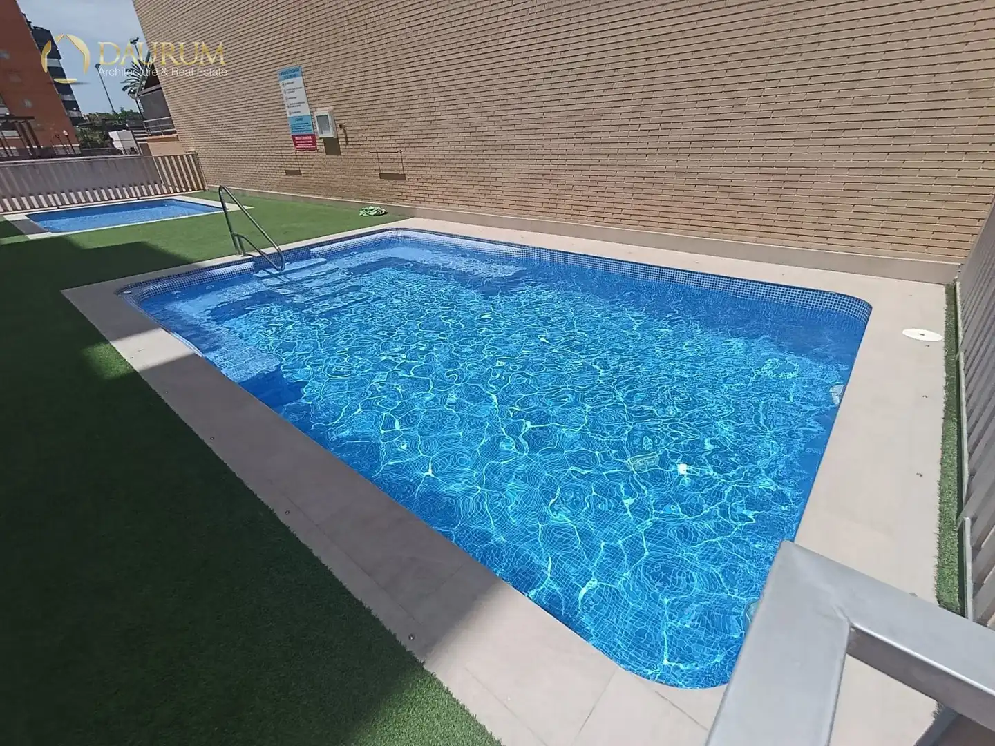 Schwimmbecken von Einfamilien-Reihenhaus zum Verkauf in Elche / Elx mit Klimaanlage, Heizung und Terrasse