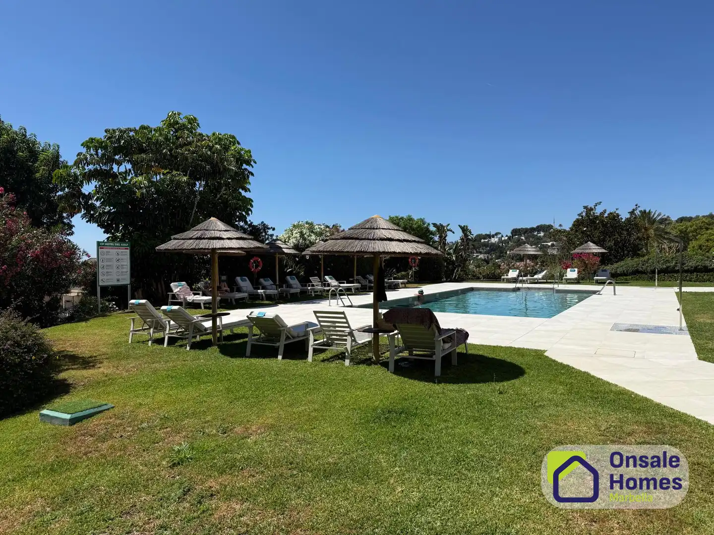Piscina de Apartament en venda en Marbella amb Aire condicionat, Jardí privat i Traster