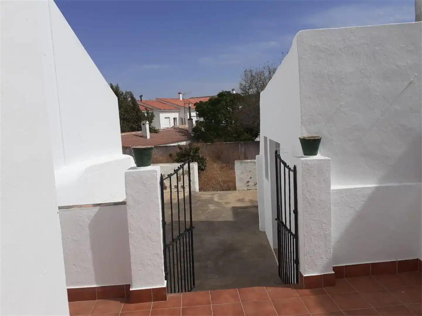 Vista exterior de Casa adosada en venda en El Almendro amb Jardí privat i Moblat