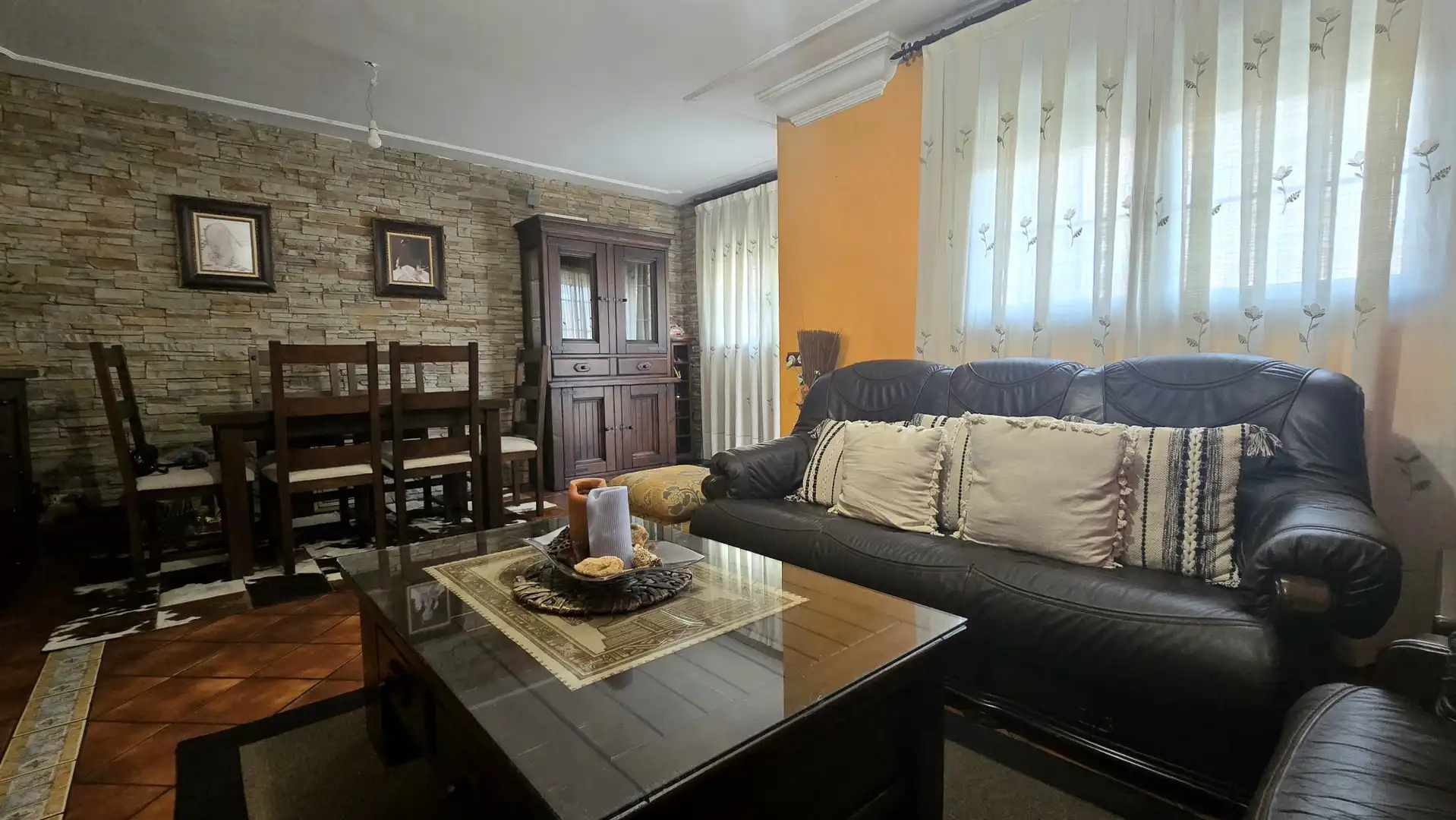 Sala de estar de Casa adosada en venta en Alcalá de Henares con Aire acondicionado, Calefacción y Jardín privado