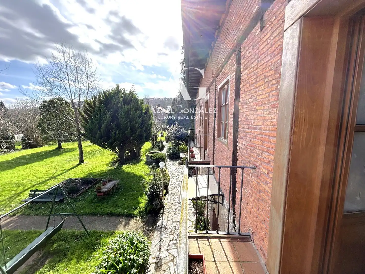 Vista exterior de Casa o chalet en venta en Camargo con Calefacción, Terraza y Amueblado