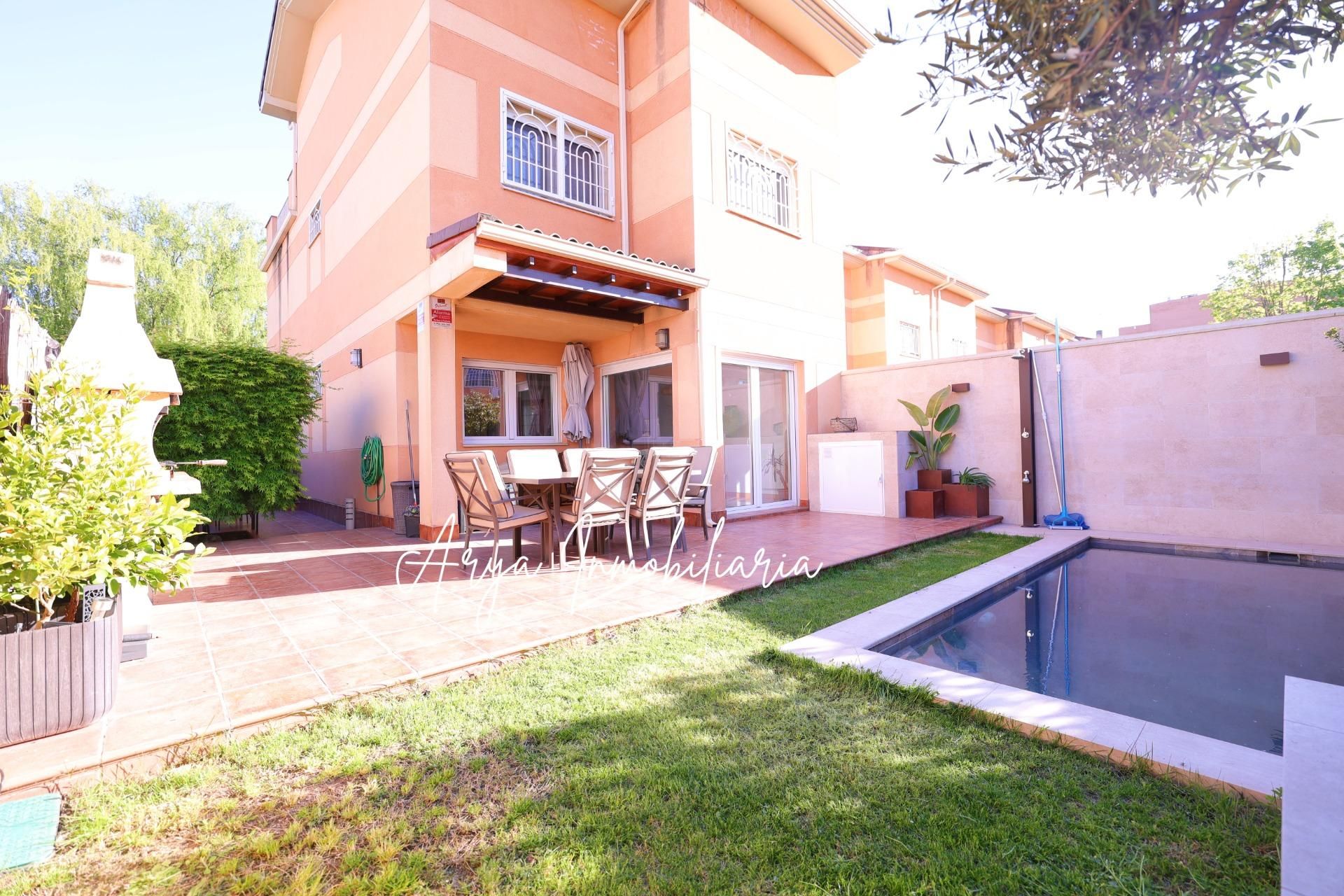 Vista exterior de Casa adosada en venda en Torrejón de Ardoz amb Calefacció, Jardí privat i Terrassa