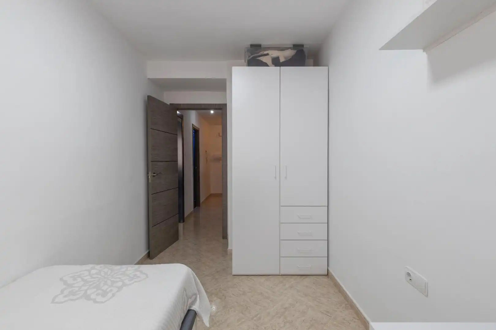 Bedroom of Flat for sale in Granada  with Air Conditioner and Balcony