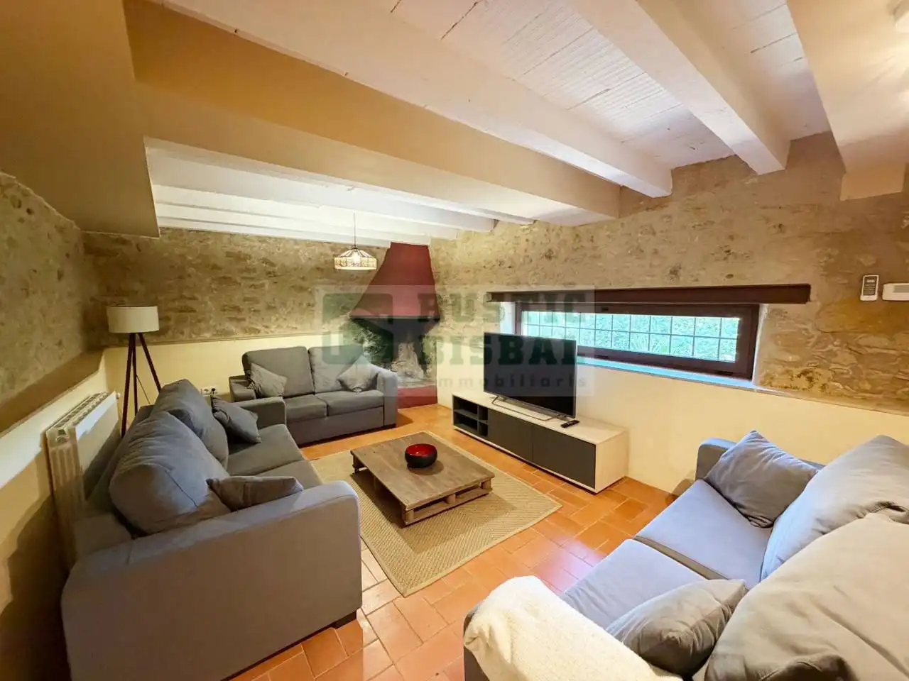 Sala de estar de Finca rústica de alquiler en Vilademuls con Aire acondicionado, Calefacción y Jardín privado