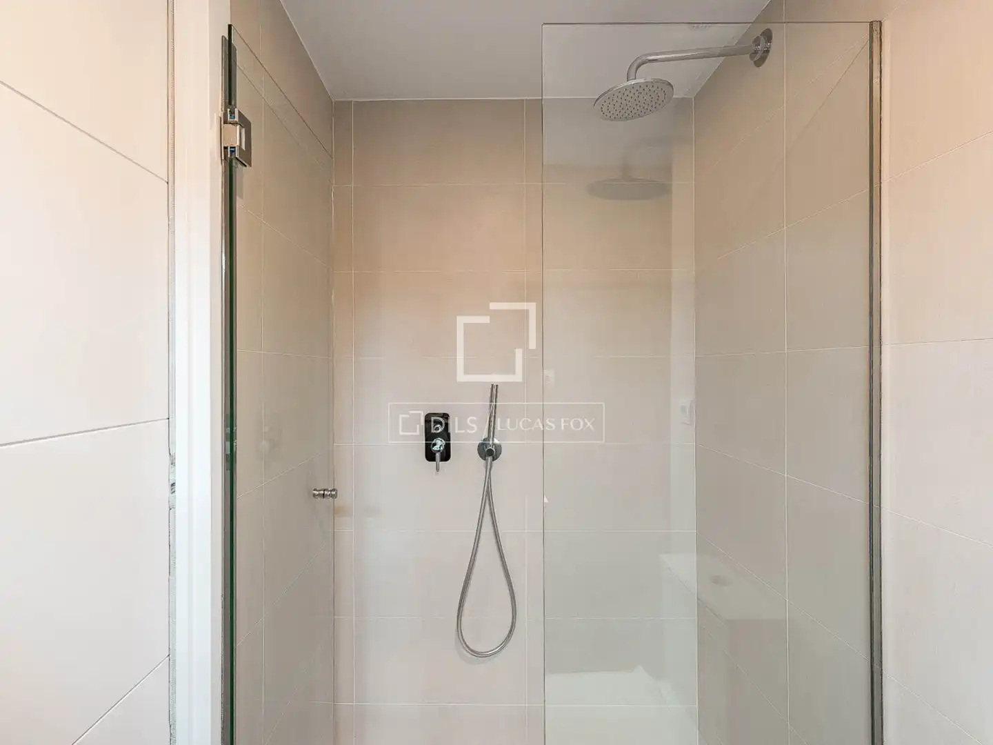 Badezimmer von Dachboden zum Verkauf in Barcelona mit Klimaanlage, Heizung und Schwimmbad