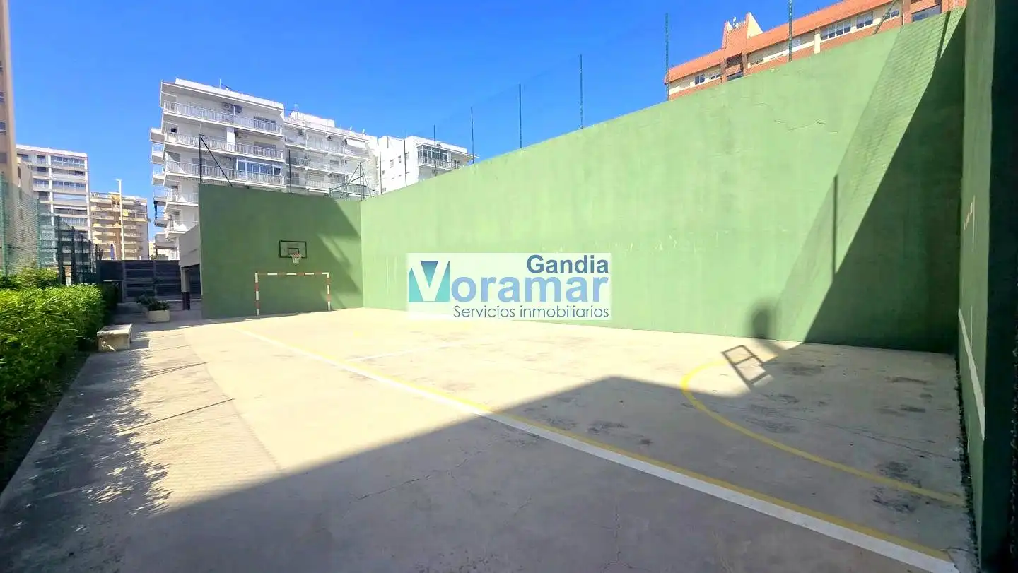 Aparcament de Apartament de lloguer en Gandia amb Aire condicionat, Terrassa i Moblat