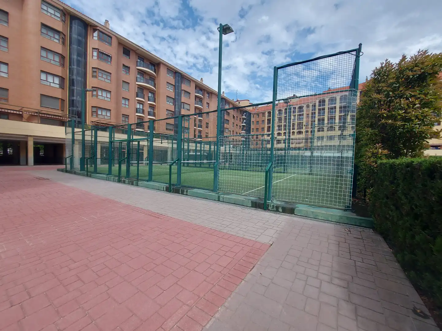 Parking de Piso de alquiler en  Logroño con Calefacción, Balcón y Piscina comunitaria