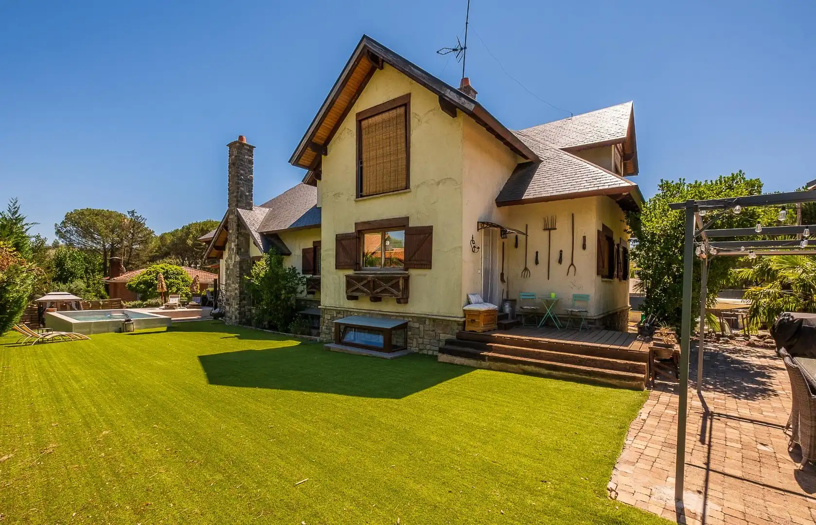 Vista exterior de Casa o xalet en venda en Guadarrama amb Aire condicionat, Calefacció i Jardí privat