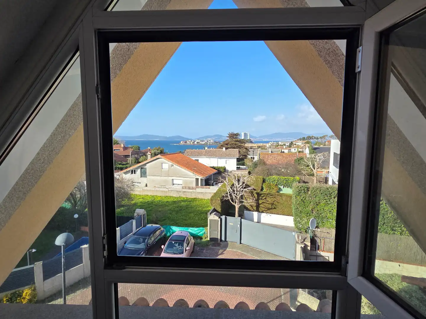 Vista exterior de Casa adosada en venda en Vigo  amb Calefacció, Jardí privat i Parquet