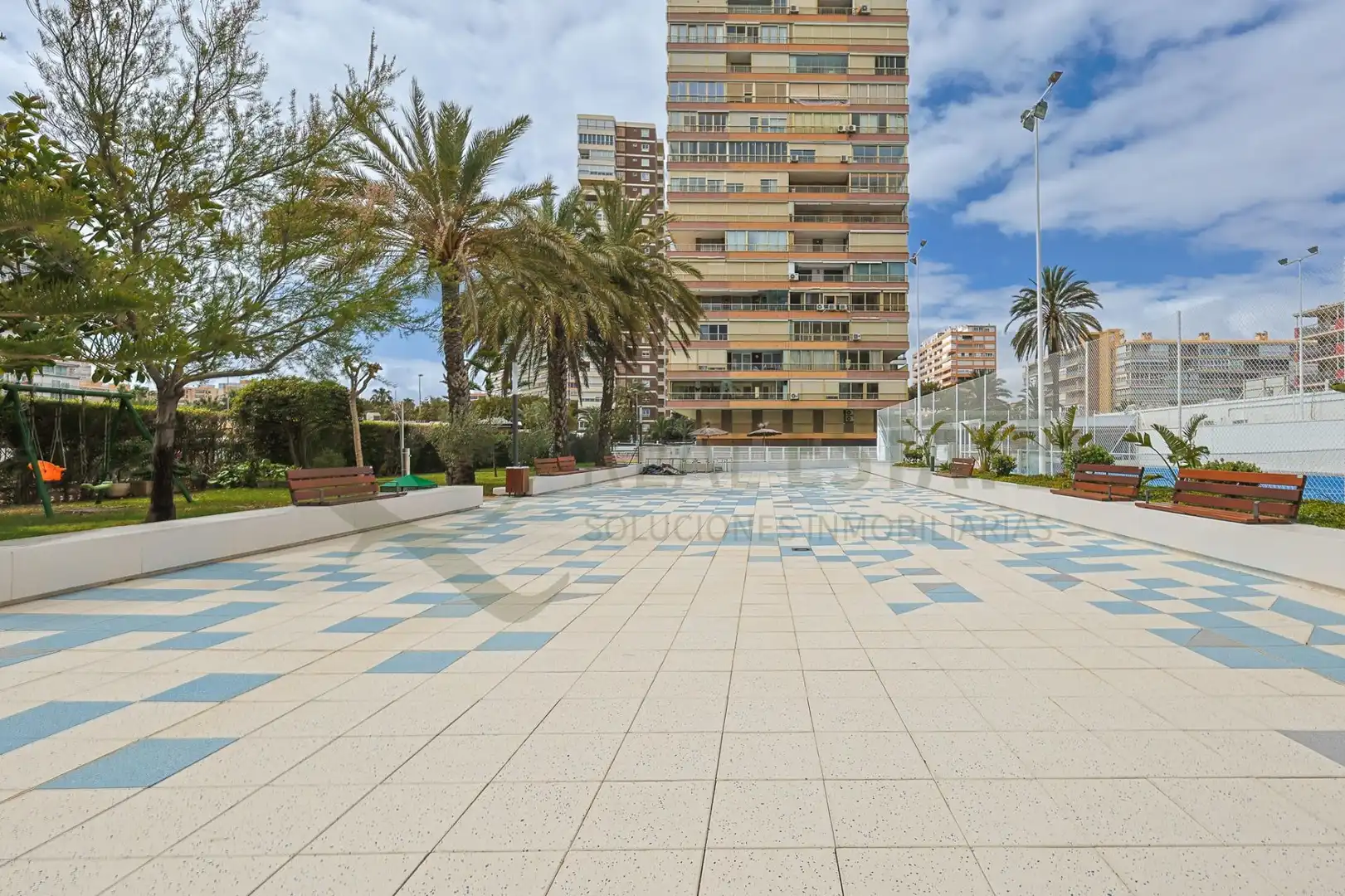 Außenansicht von Wohnung zum Verkauf in Alicante / Alacant mit Klimaanlage, Heizung und Privatgarten