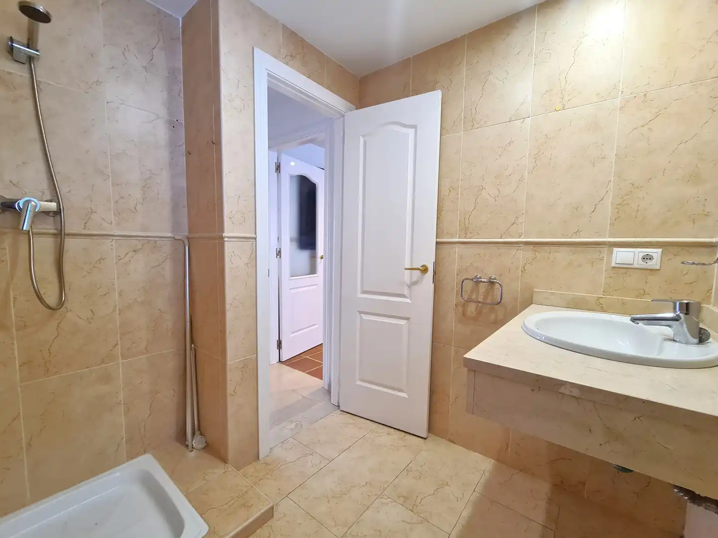 Baño de Casa adosada en venta en Manilva con Terraza, Jacuzzi y Internet