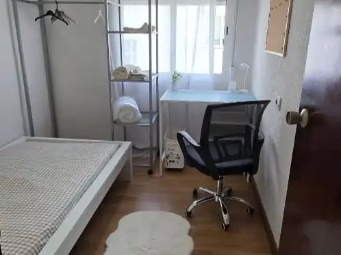 Bedroom of Flat for share in Sur