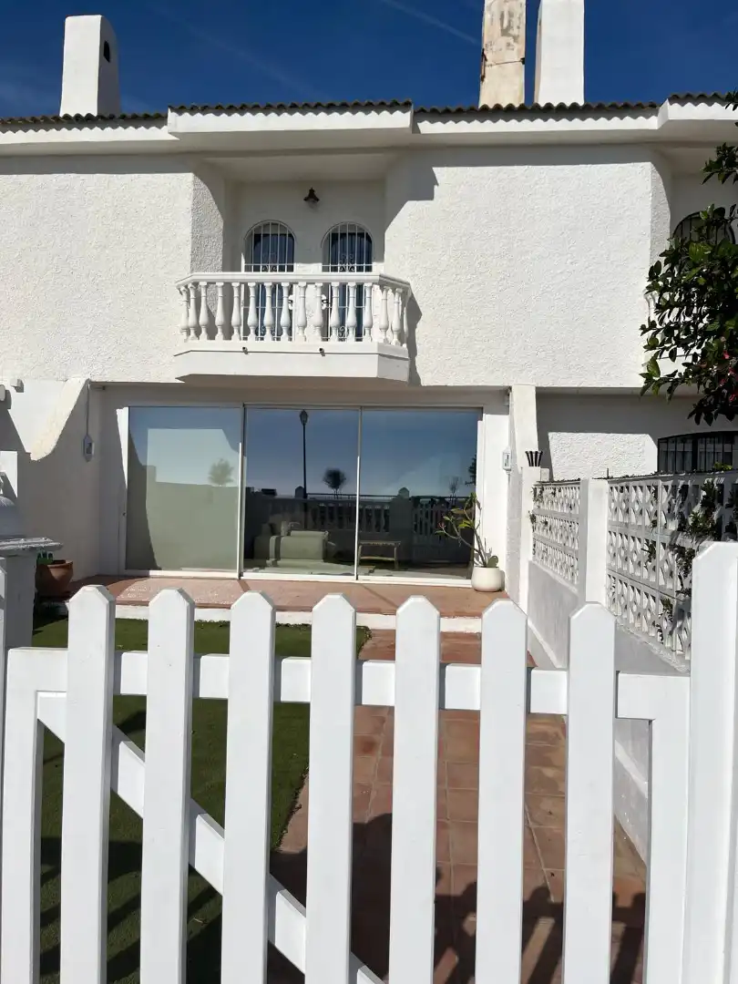Vista exterior de Casa adosada de alquiler en Vélez-Málaga con Aire acondicionado, Calefacción y Jardín privado