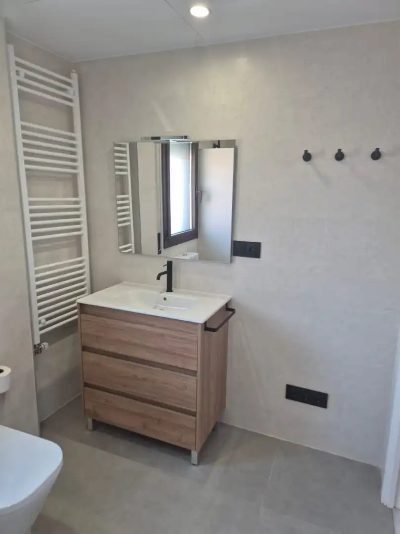 Badezimmer von Wohnung zur Miete in Santpedor mit Klimaanlage, Heizung und Parkett