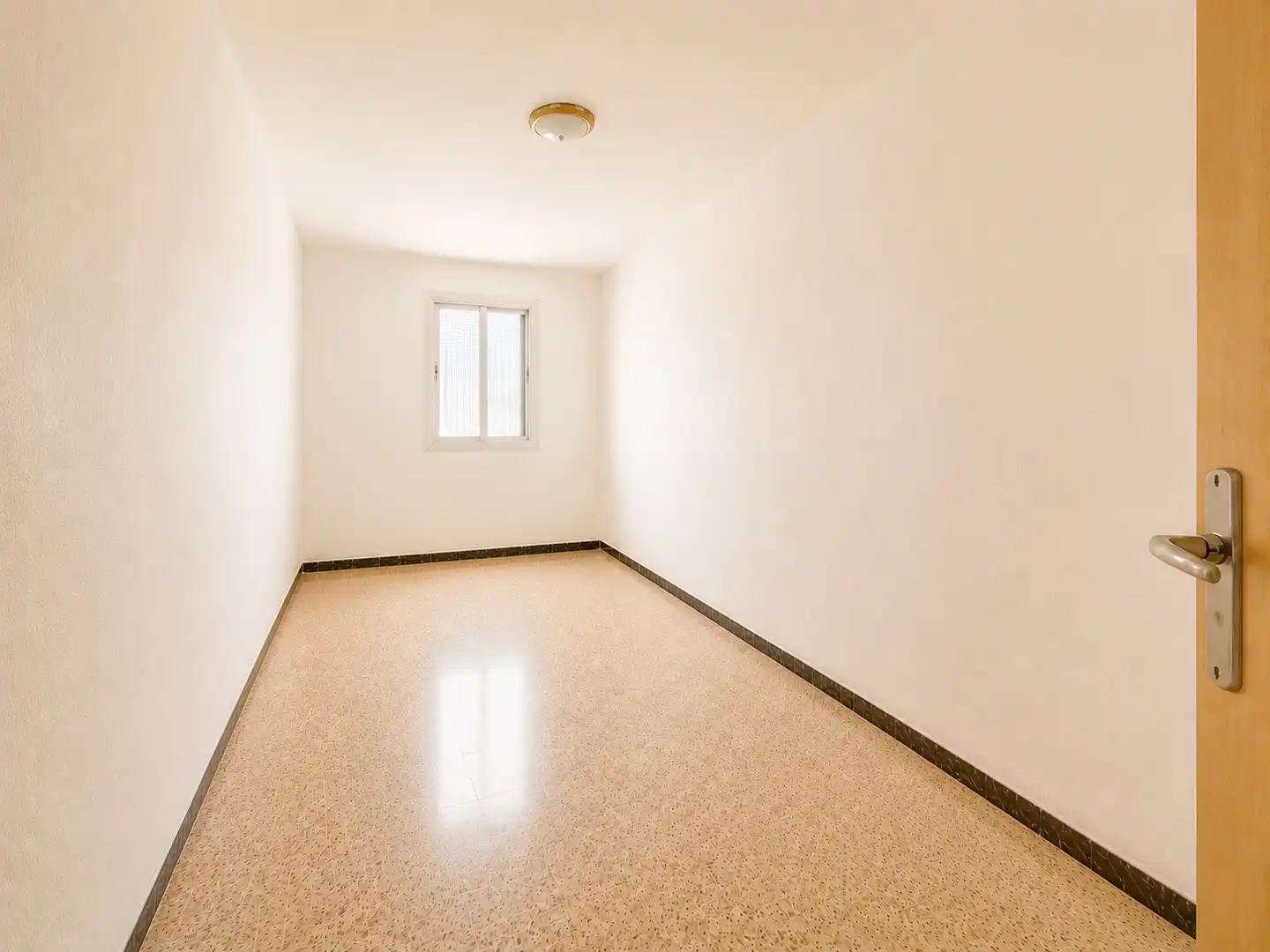 Schlafzimmer von Wohnung zum Verkauf in Santa Coloma de Gramenet mit Klimaanlage, Heizung und Balkon