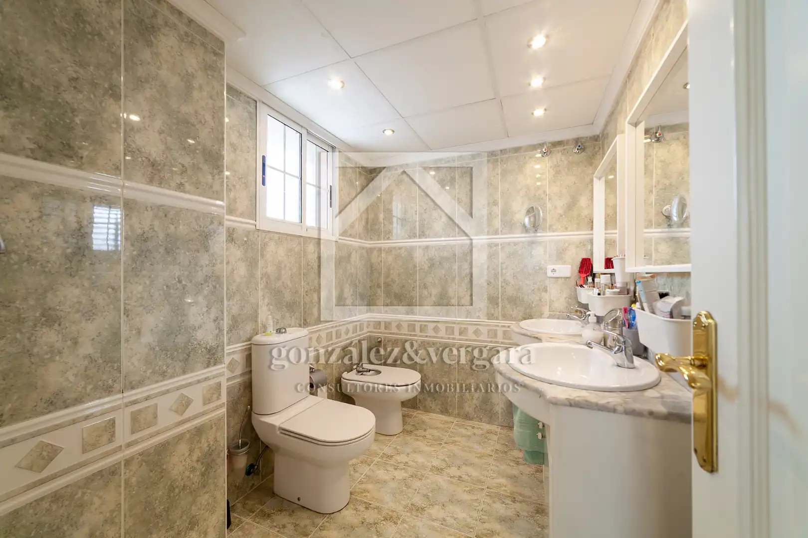 Baño de Casa adosada en venta en Alzira con Aire acondicionado, Calefacción y Terraza