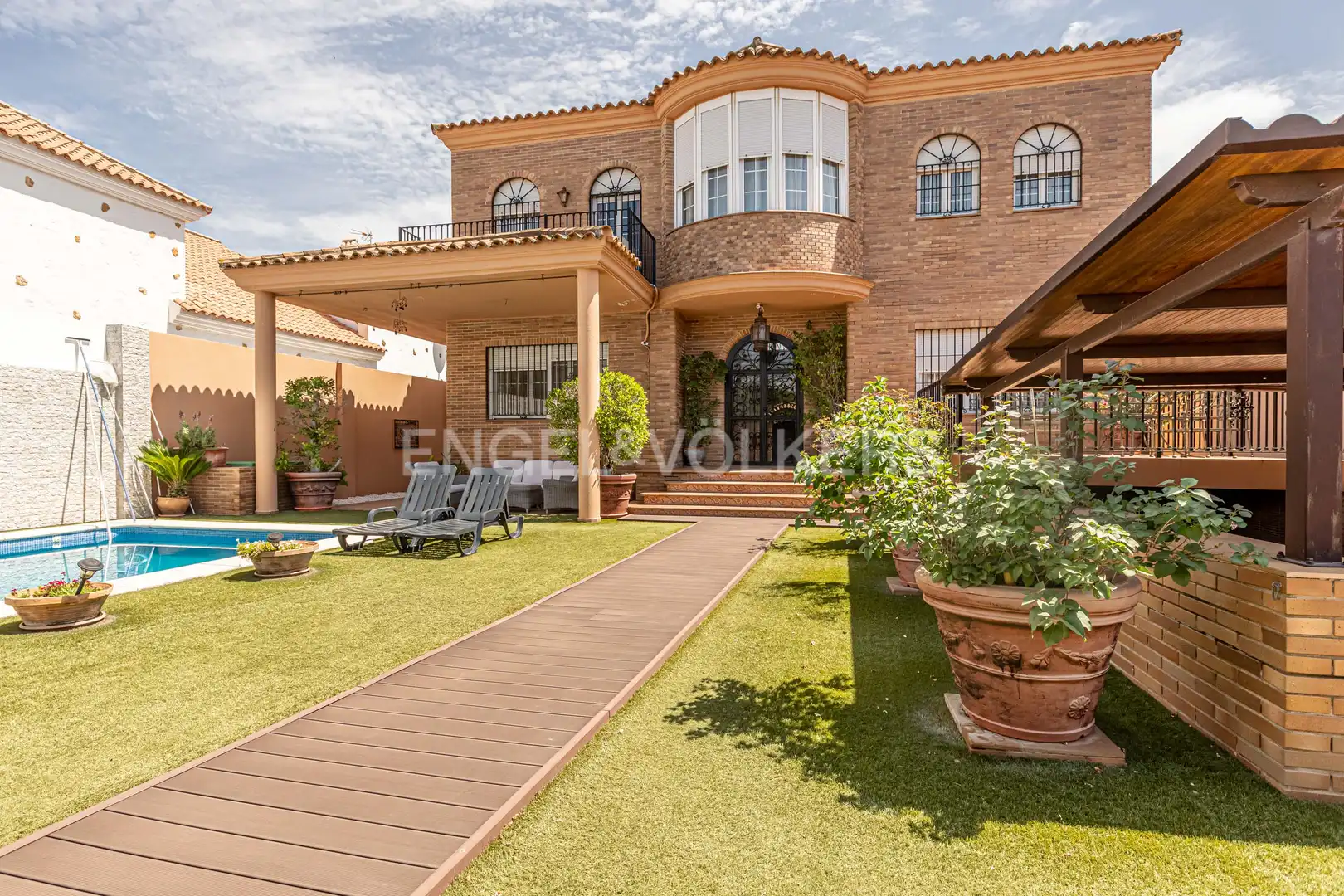 Vista exterior de Casa o xalet en venda en Utrera amb Aire condicionat, Calefacció i Jardí privat