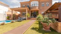Vista exterior de Casa o xalet en venda en Utrera amb Aire condicionat, Calefacció i Jardí privat