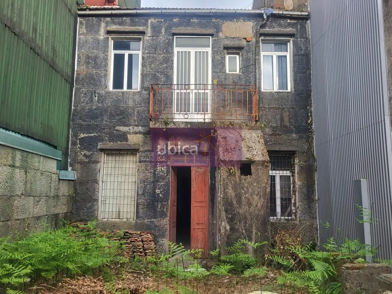 Vista exterior de Casa adosada en venda en Vigo  amb Jardí privat
